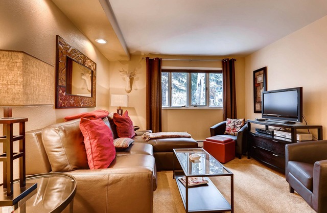 Vail Condo, walk to Ski School & Village VTE5B