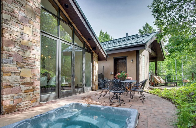 Vail Getaway w/ Private Hot Tub & Mountain Views!
