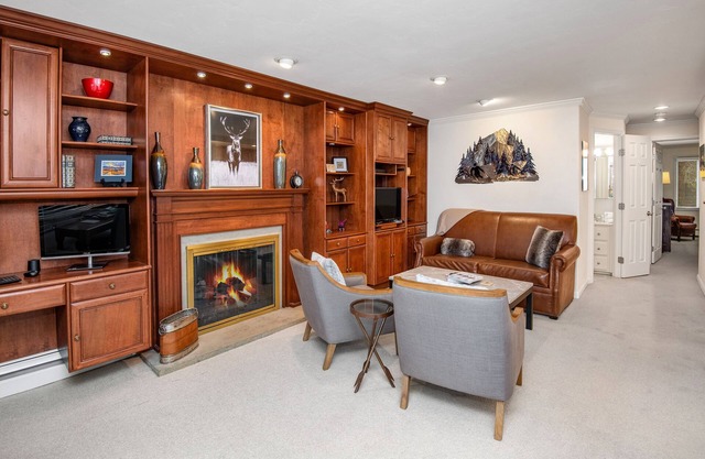 Vail Village Condo, Walk to Golden Peak Lift/Ski School, Shops & Restaurants!