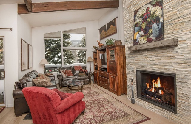Vail Village Condo, Walk to Golden Peak Lift/Ski School, Shops & Restaurants!