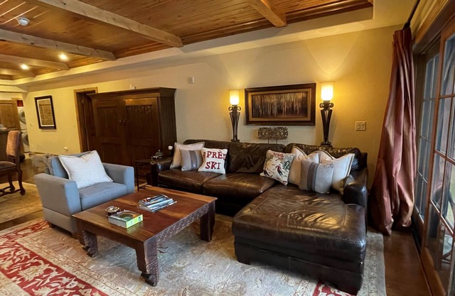 Vail Village Luxury Condo-Private Hot Tub, Mountain Views and Walk to Lifts!
