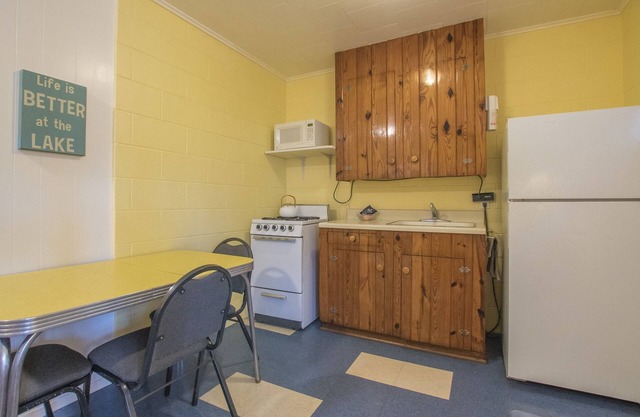 Valentine Lakeside Pet-friendly Cabin 6