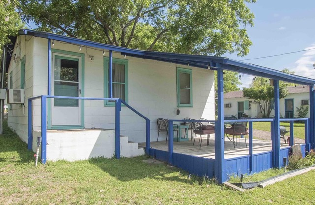 Valentine Lakeside Stand-alone Cottage 9