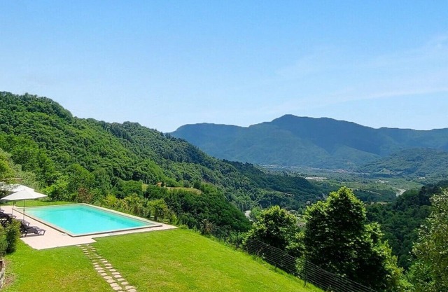 Vallecchia Sotto, 5 bed villa, private pool, great views, WIFI