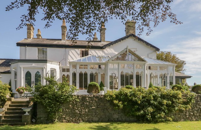 VALLEY VIEW, pet friendly, with hot tub in Dalton-In-Furness