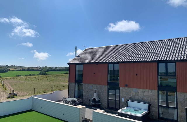 VALLEY VIEW, pet friendly, luxury holiday cottage in Mullion