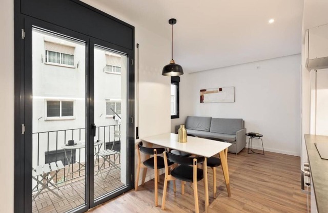 VARIOS APTOS. BARCELONA/HOSPITALET DE LLOBREGAT, 3 pers/apto.