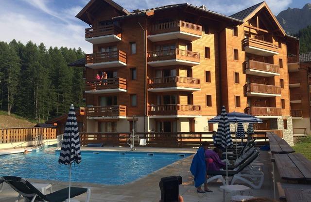 Vars Les Claux beautiful Apart. 2 c. 6 beds at the foot of the slopes heated pool