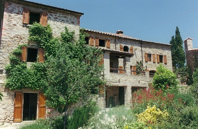 Vasciano - lovely old farmhouse, stunning views, Tuscany/Umbria border