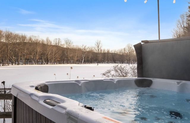 Vast Riverfront Resort - White Mountains Getaway