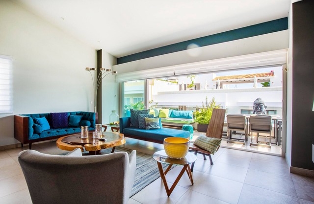 Vaulted Ceiling Penthouse at Zenith in Romantic Zone | Pool, Gym, BBQ