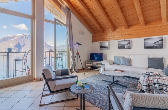 Veloccino Del Lago by Varenna Holidays