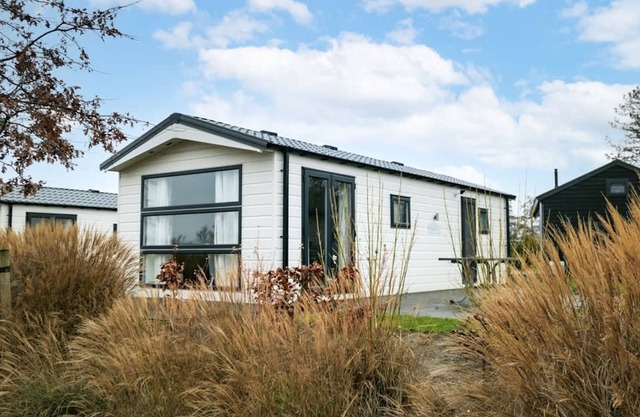 Veluwemeer Chalet with Microwave