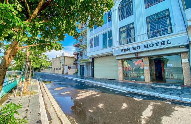 Ven Hồ Hotel