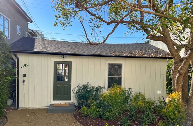 Venice Flower Cottage: 2BD dream in best location