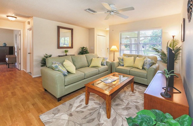 Venice Palm Villa - Minutes to the Beach - Screened Patio- Fenced yard!