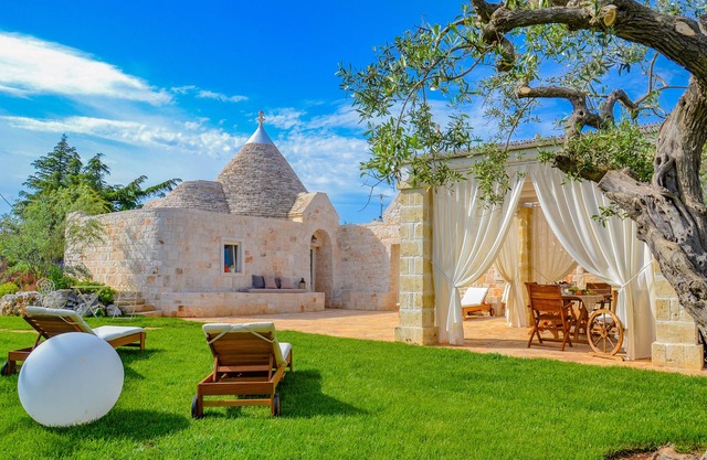 Verdeacqua Suite Trulli & Relax with Indoor Pool in Valle d'Itria