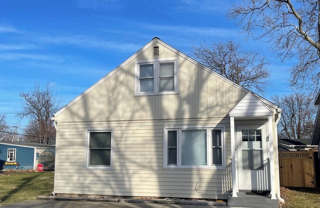 Vermilion cottage with 6 beds, beach access, AC, WiFi, dishwasher & pet friendly
