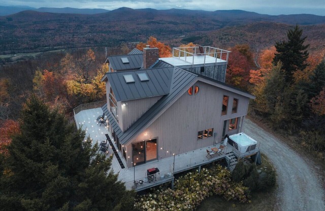 Vermont's Mountain Villa: Hot tub, Ski views, Pet+