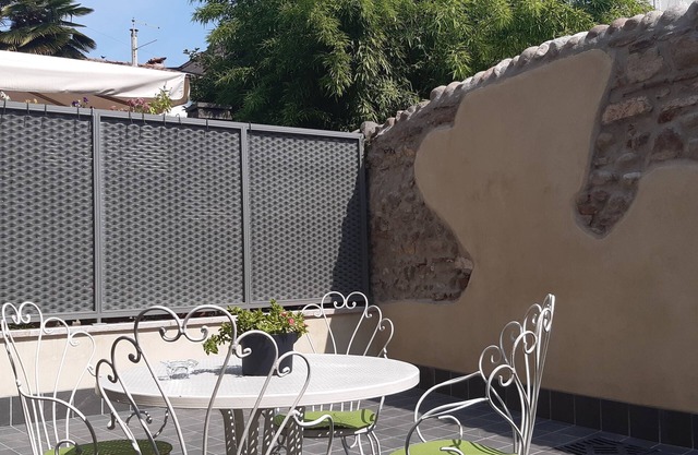 Verona center, apartment with exclusive courtyard, ancient room and Wi Fi