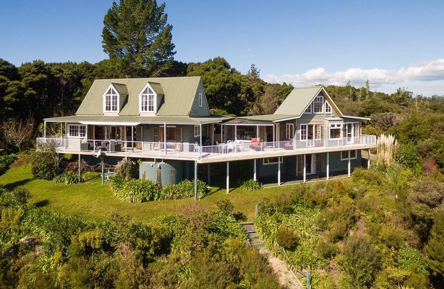 Veronica House - Russell Holiday Home