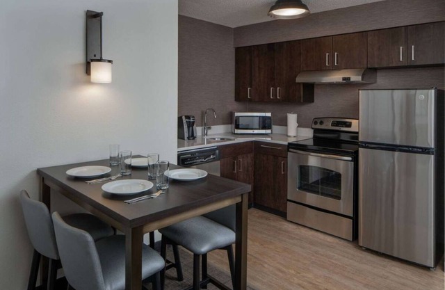 Versatile Family Gem! Free Breakfast, Pets Allowed, Near Oxhill Battlefield Park
