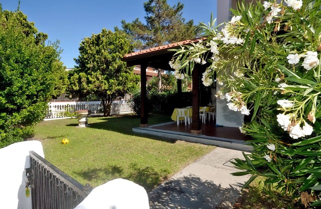 Vertical corner villa with 3 bedrooms and two bathrooms, large corner garden