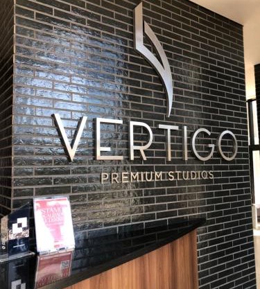 Vertigo Premium Studios - Com berço e colchão infantil