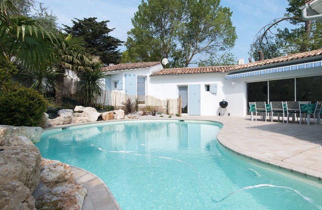Very beautiful villa with heated pool 100m from the beach!