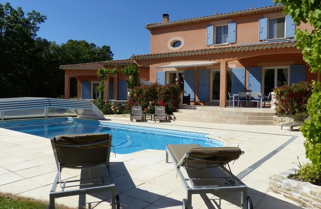 Very beautiful villa with swimming pool and adjoining one-bedroom apartment in the Uchaux mountains