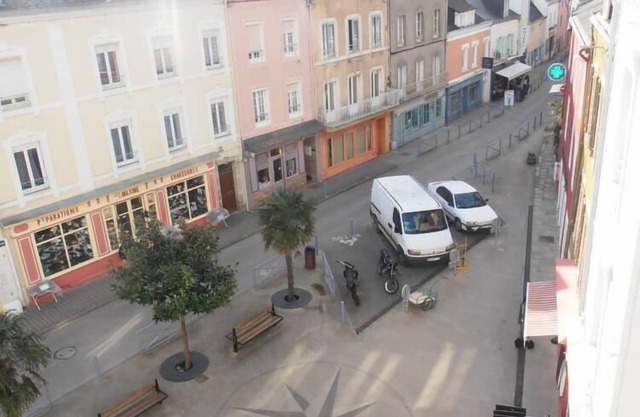 Very bright and quiet apartment overlooking a small shopping square