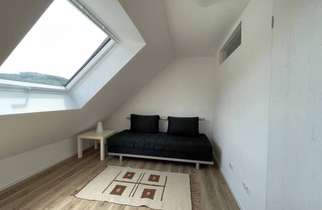 Very bright top-floor apartment with 2 bedrooms