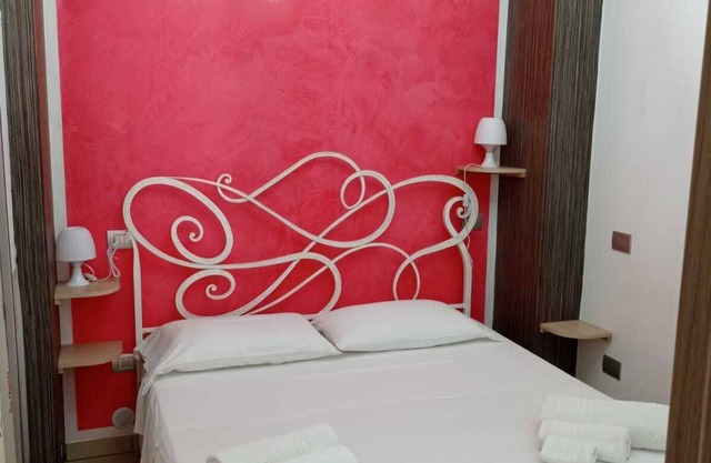 Very central just 100m from the rocks and 200m from the beach