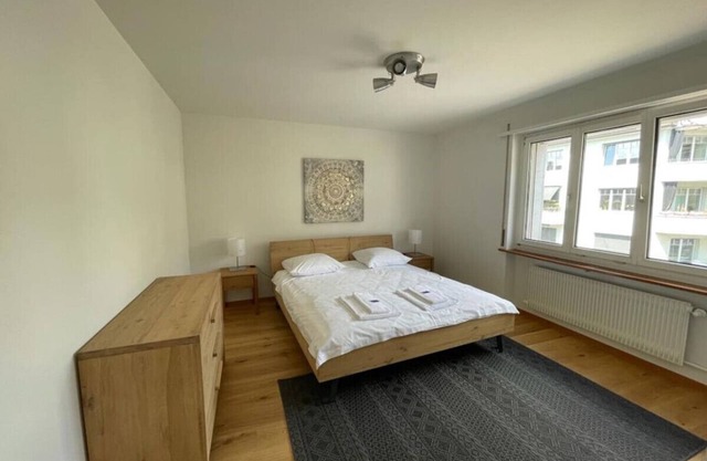Very central and sunny 2BR flat (Marble 2)
