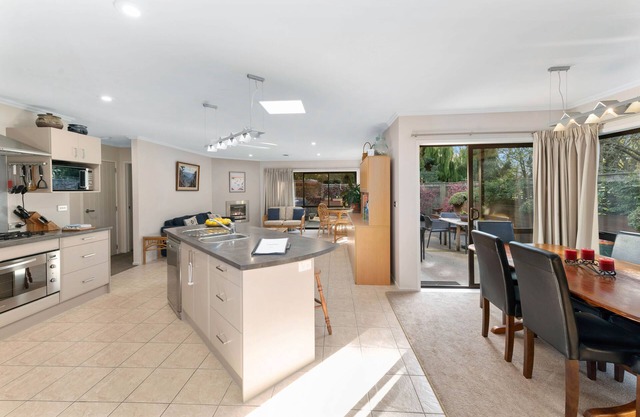 VERY COMFORTABLE LYNMORE OWNER'S HOME NEAR REDWOOD FOREST.