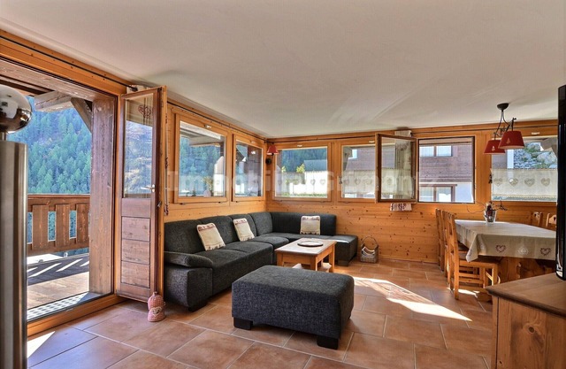 Very comfortable flat for 6 people, living room with wood-burner, kitchen area with dishwasher, 1 do