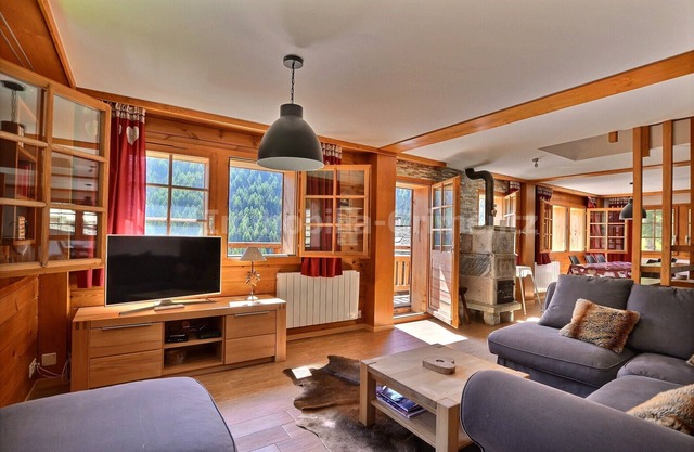 Very comfortable flat on 2 levels for 6 people, living room, kitchen area with dishwasher, 1 double