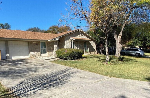 Very comfortable house (1900 sqft), near airport, 281 and 1604. 4b/2ba 8 guests