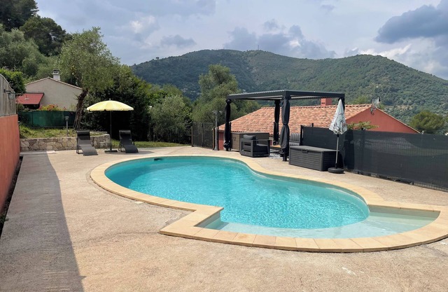 Very cosy villa with swimming pool 20 minutes from Nice