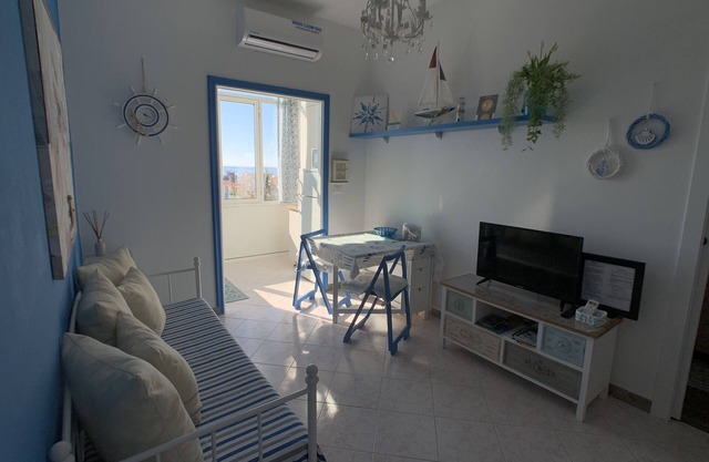 Very cozy house with fabulous sea view!