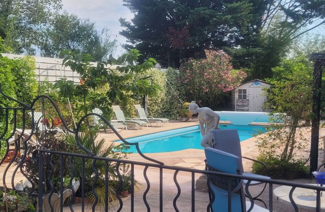 VERY LARGE AND PLEASANT HOUSE IN A GREEN HAVEN OF 4000 M² WITH POOL