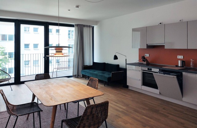 Very large, modern sunny apartment with balcony