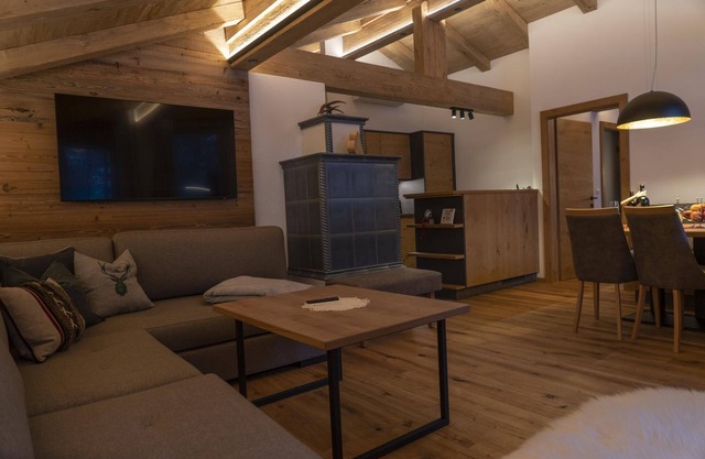 Very nice apartment, close to the ski lift/gondola and Hall's old town