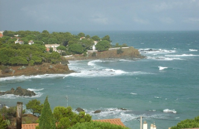 Very nice apartment, magnificent sea and mountain view, enjoy before season