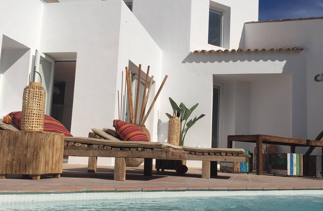 Very nice house facing the sunset with sea view and private pool.