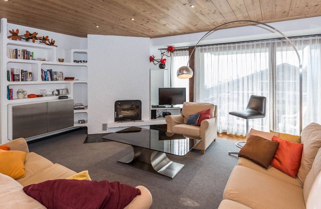 Very nice renovated 3-room flat (max 8 pers.), near the cable car with view on the Valaisan Alps. Sh