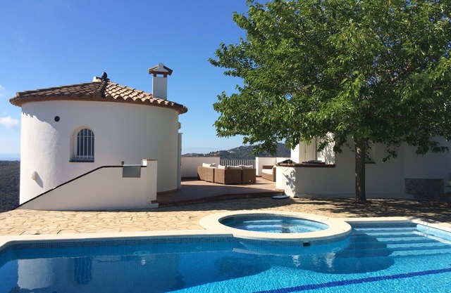 Very nice villa for 9 people, swimming pool, splendid view over Palamos bay and hills