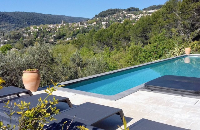 VERY NICE VILLA WITH HEATED POOL AND SUPERB VIEW ON BARGEMON AND HILLS