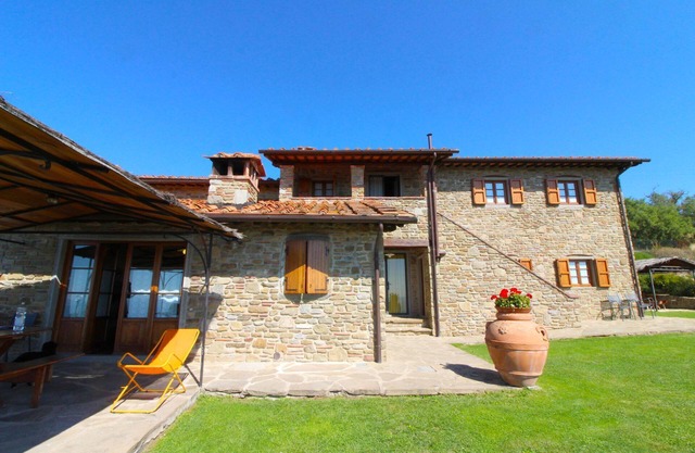 Very panoramic villa with private fenced swimming pool situated between Arezzo and Florence. The tow