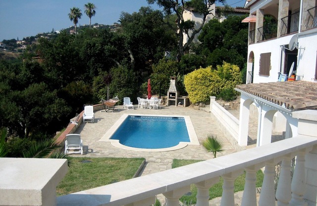 Very pleasant villa on a hill, calm, with seesight, garden and private swimming